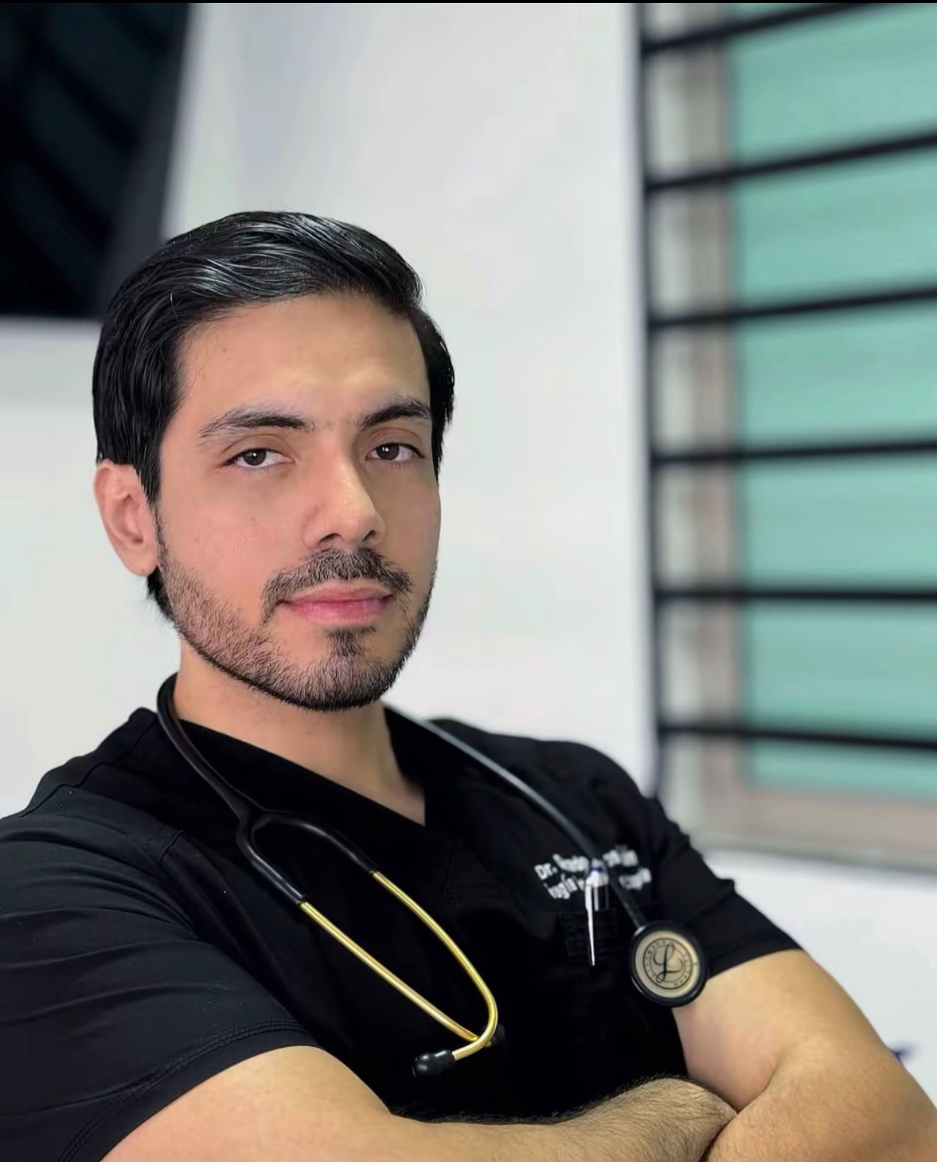 Dr. Gerardo Dávalos con uniforme negro